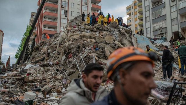 Las réplicas continuaron durante la madrugada del martes. La más fuerte, de magnitud 5.5, ocurrió a las 6 horas 13 locales