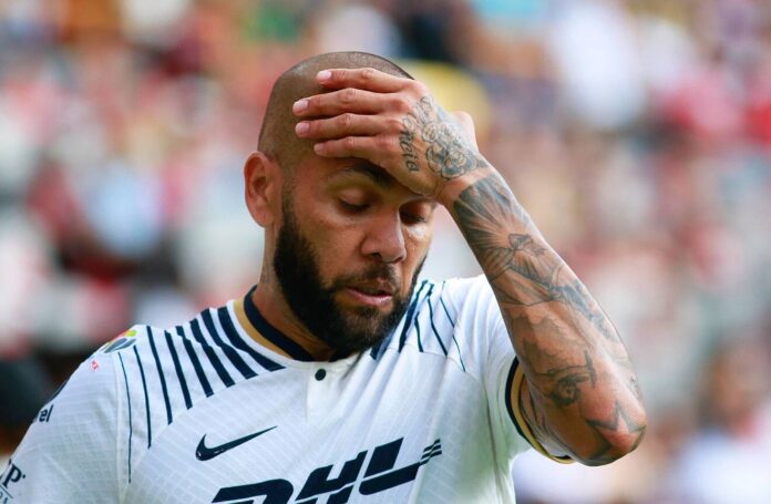 Amigas de presunta víctima de violación de Dani Alves señalan que el futbolista también las abordó