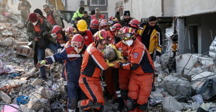 El balance del potente sismo que golpeó este lunes Turquía y Siria ha superado este miércoles los 12.000 muertos