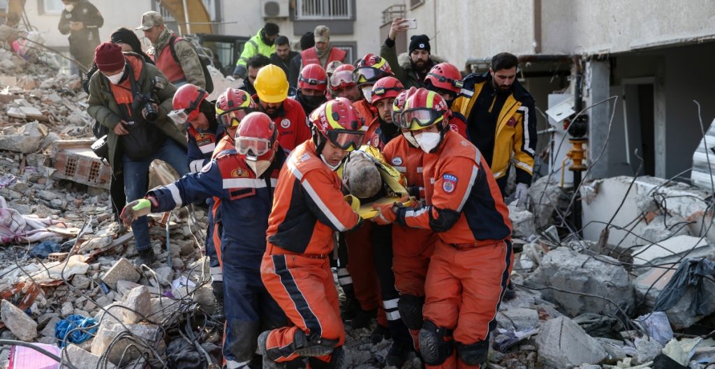 El balance del potente sismo que golpeó este lunes Turquía y Siria ha superado este miércoles los 12.000 muertos