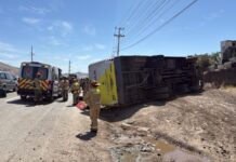 ¿Otro más? Choque de Subur Baja en la Tecate-Tijuana deja al menos 26 lesionados camion de subur baja volcadura