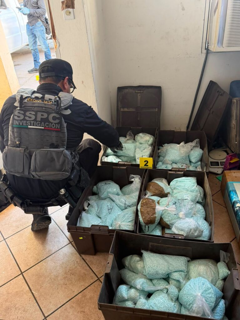 Autoridades aseguran 120 kilogramos de pastillas de fentanilo durante operativo en Mexicali, Baja California.