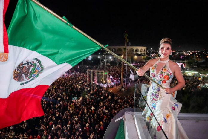 La gobernadora Marina del Pilar dando el grito de independencia desde la capital del Estado