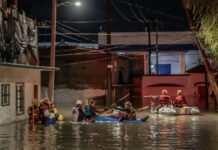 Rachel deja una niña de 13 años sin vida y siete personas desaparecidas en Ensenada Ocho personas, entre ellas un menor de edad, fueron rescatadas de sus viviendas inundadas en la colonia Valle de las Flores la noche del sábado, en Tijuana, tras las fuertes lluvias provocadas por Rachel. (Cuartoscuro / Omar Martínez Noyola)