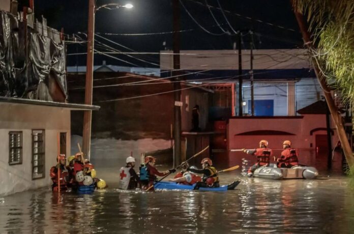 Ocho personas, entre ellas un menor de edad, fueron rescatadas de sus viviendas inundadas en la colonia Valle de las Flores la noche del sábado, en Tijuana, tras las fuertes lluvias provocadas por Rachel. (Cuartoscuro / Omar Martínez Noyola)